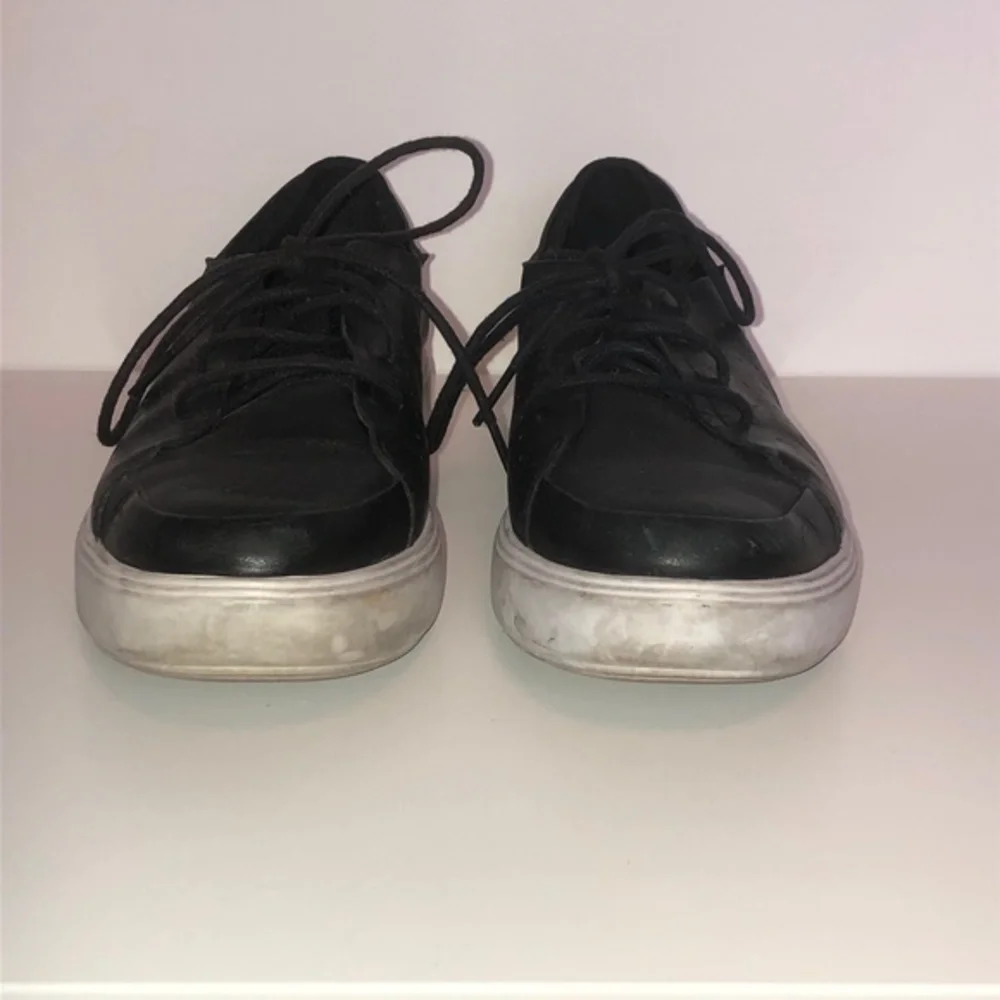 Under Armor Black & White Sneakers Shoes size 8.5
